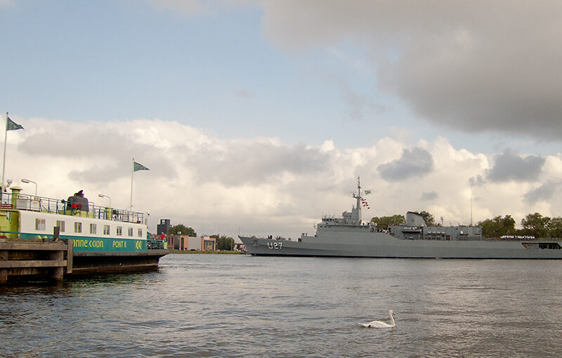 Aug 05 – The swan, the ferry and the navy