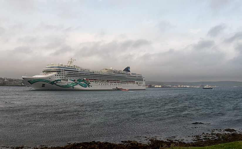 Anchored cruise ship near Lerwick (70th this year according to the local radio) with our (almost) daily ferry on the right. It was busy in town today ;)