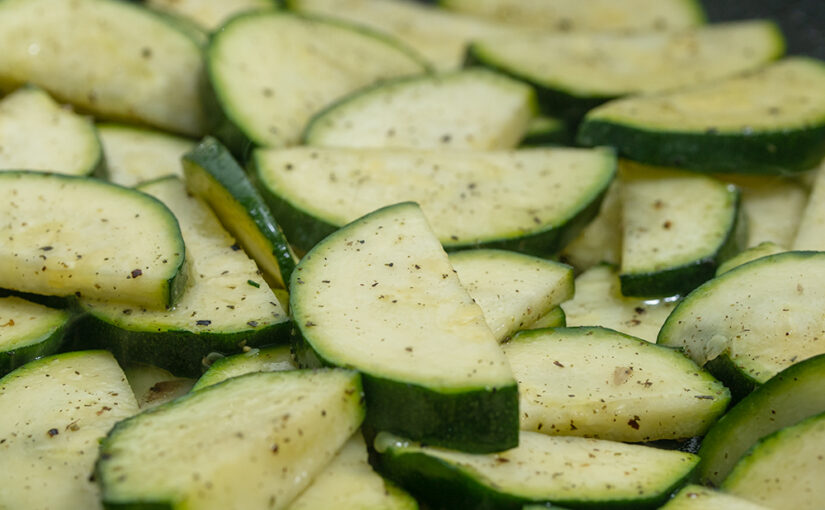 Baking courgette with pepper and salt.